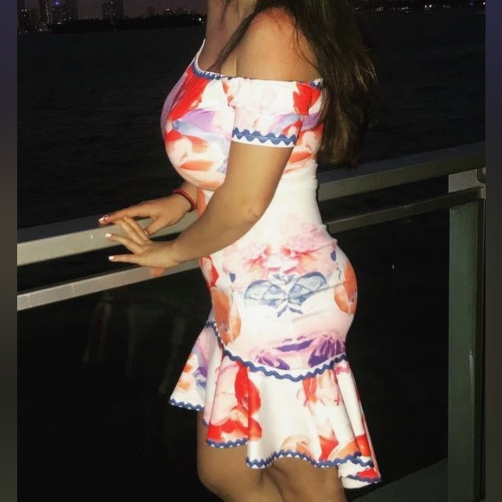 Floral midi dress. perfect for a tropical vacation! 🏝️